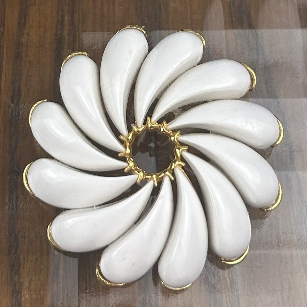 Vintage‎ Pinwheel White Acrylic Flower Swirl Brooch Gold Tone MCM 2 X 2 Inches